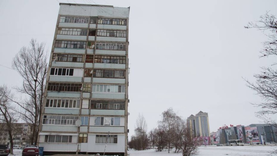 С крыши кривой девятиэтажки в Уральске рухнул парапет