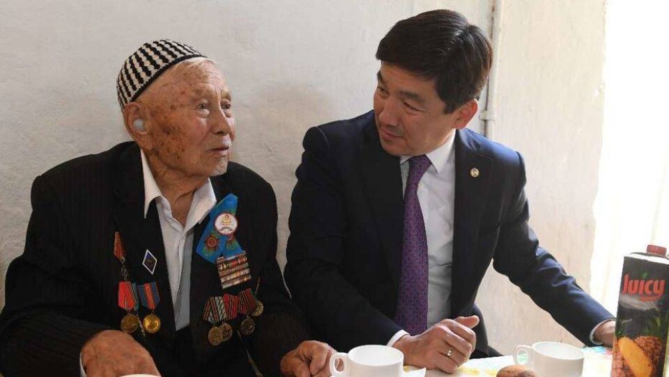 Со 100-летним юбилеем поздравил ветерана аким Алматы