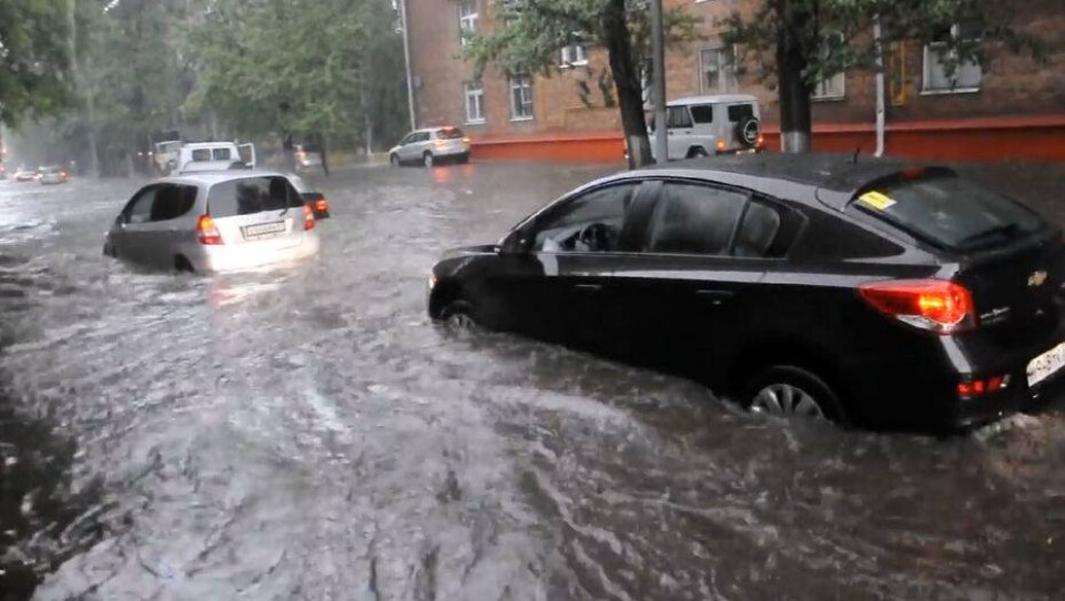 Тропический ливень в Москве: затопило дома, дороги и Госдуму