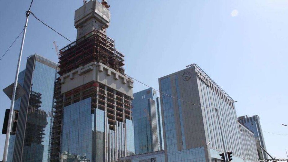 Нур Отан обратился в прокуратуру в связи с увольнением 400 рабочих "Абу-Даби Плаза" 