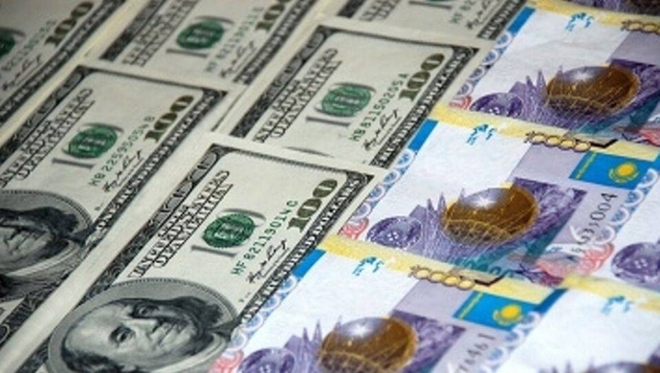 Доллар на бирже подешевел почти на три тенге