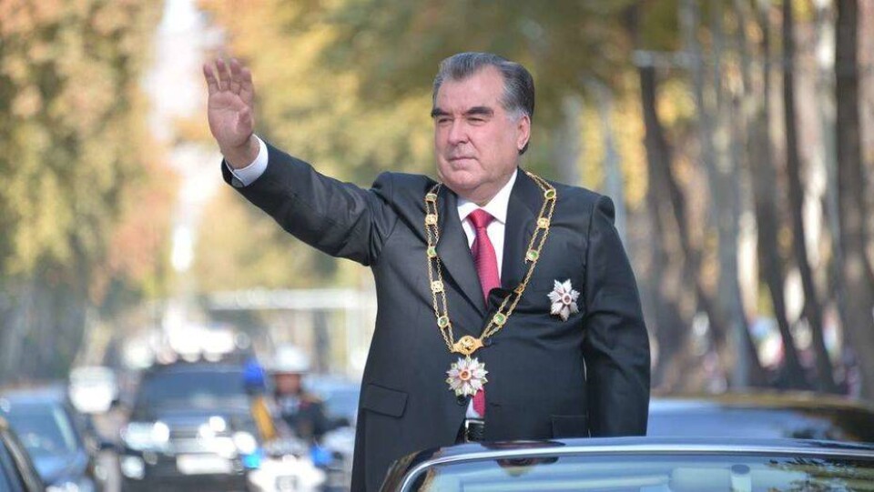 Президент Таджикистана недоволен, что по ТВ показывают клипы с его портретами