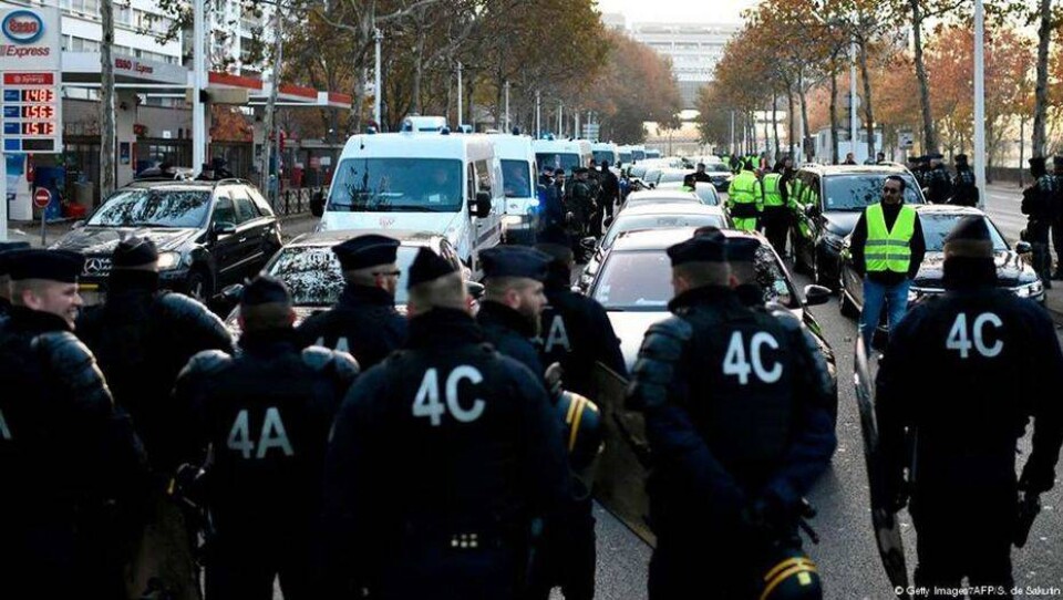 Более 120 тысяч человек протестуют против роста цен на топливо во Франции