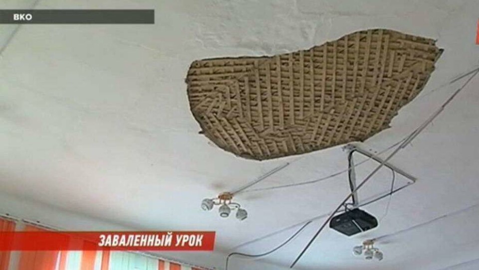 Школу в ВКО, в которой обрушился потолок, отремонтируют в следующем году