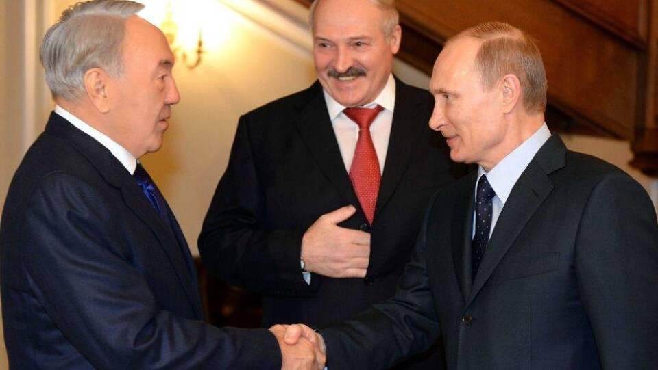 Лукашенко подарил Назарбаеву ёлочные шары, а Путину – четыре мешка картошки и сало