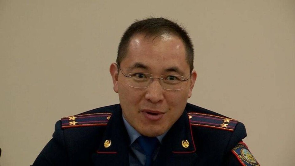 В соцсетях появилось видео, как главный полицейский Шымкента толкает заглохшее авто