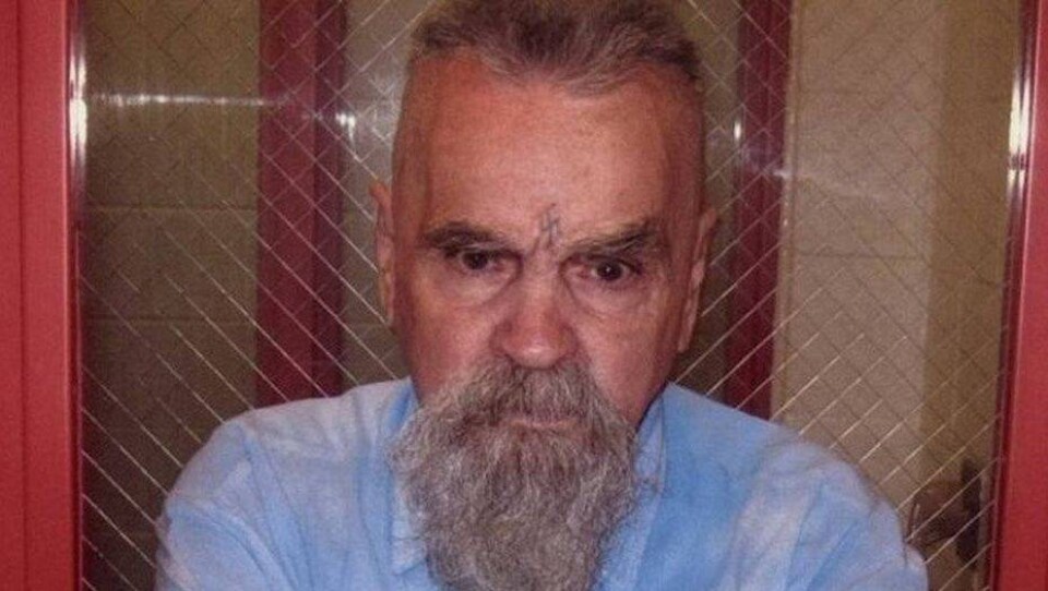 82-летний серийный убийца Чарльз Мэнсон доставлен из тюрьмы в госпиталь