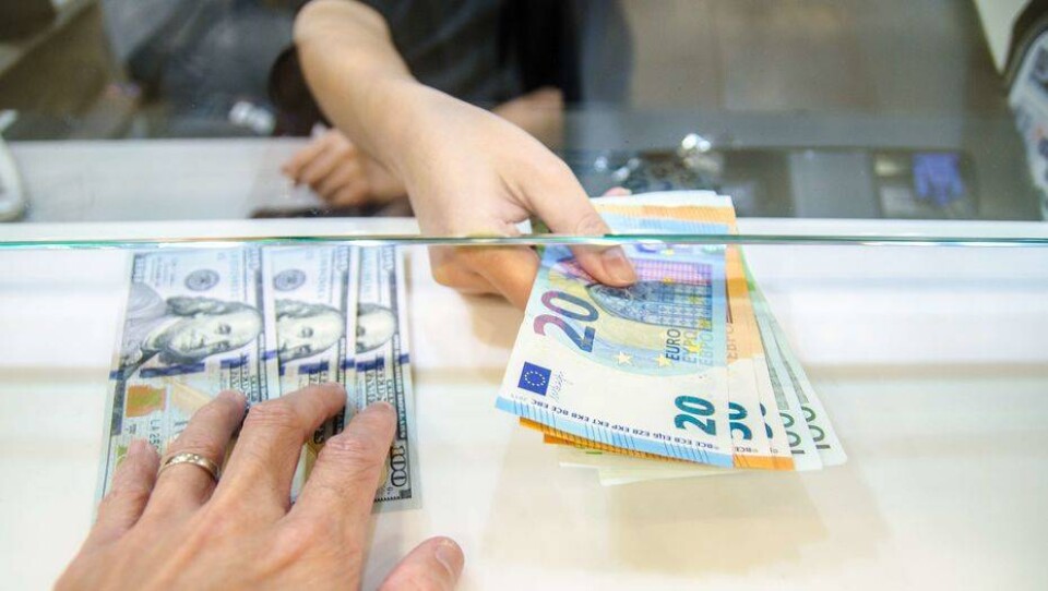 В Узбекистане банки начали продавать валюту в обменниках. В первый день граждане купили 15 млн долларов