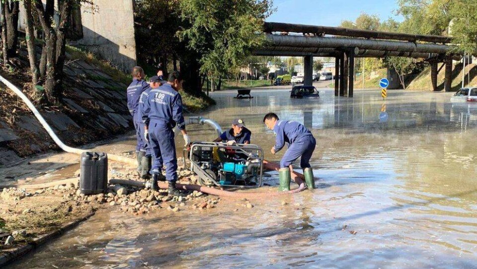 Авария на теплотрассе в Алматы: дорогу залило горячей водой, пострадал человек
