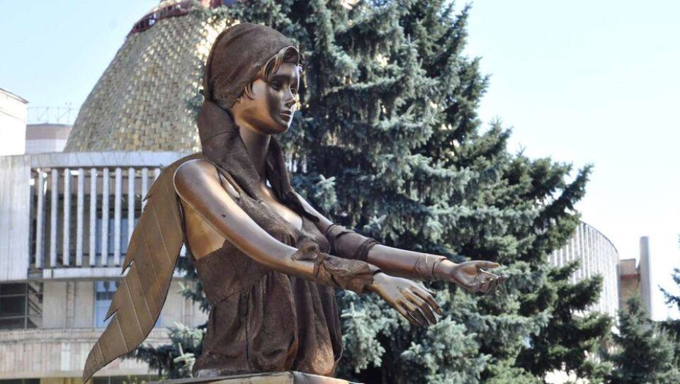 В Алматы установили памятник жертвам домашнего насилия