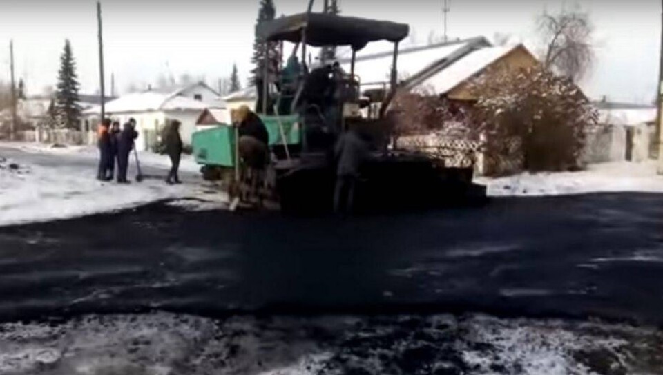 За укладку асфальта в снег наказали дорожную организацию в ВКО