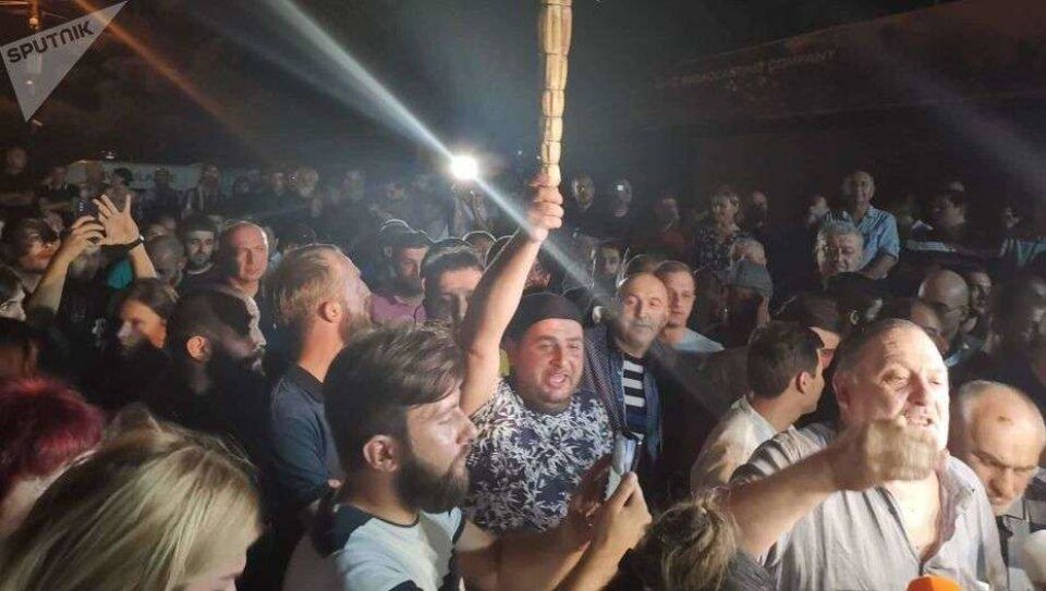 В Грузии люди вышли на стихийный митинг против ведущего телекомпании, оскорбившего Путина 