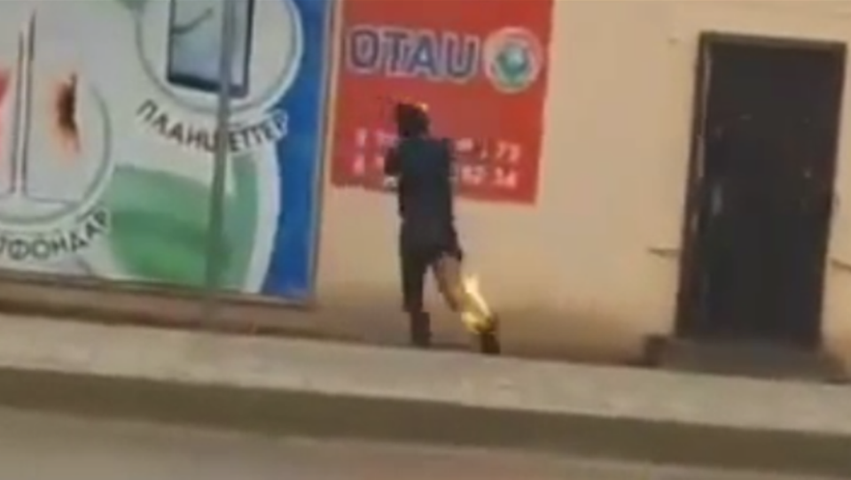 В Атырауской области сняли на видео парня с горящими ногами