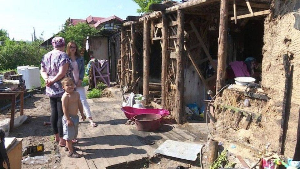 Больше месяца многодетная семья живёт в разрушенном от пожара доме в Костанае