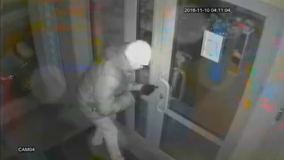 Камера зафиксировала тщетные попытки вора взломать дверь магазина в Астане