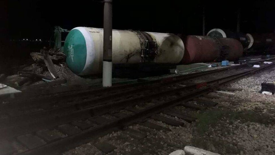 50 тонн дизтоплива разлилось на месте схода вагонов в Акмолинской области