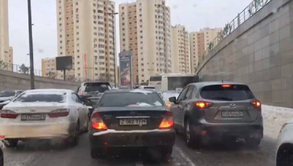 Около 40 автомобильных аварий произошло в Астане из-за снегопада 