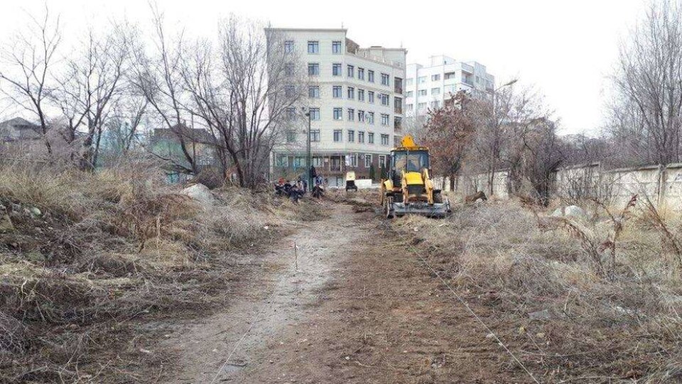 В Алматы начали строить тротуары там, где людям приходилось ходить по грязи