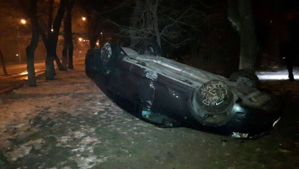 В Алматы водитель Skoda на скорости снёс знак "Уступи дорогу" и перевернулся вверх колёсами