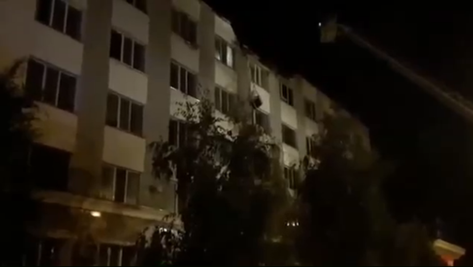 У пятиэтажного здания в Астане обвалилась кирпичная кладка на крыше