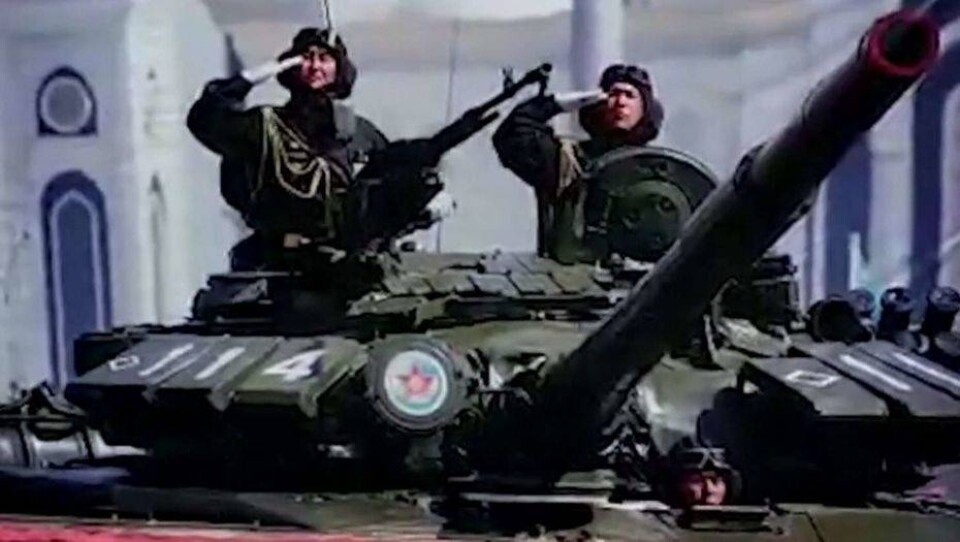 Плакат с казахстанскими танкистами по ошибке повесили на военкомат в Бишкеке