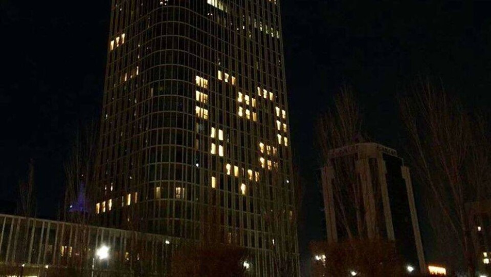 The Ritz-Carlton в Нур-Султане зажигает свет в окнах в форме сердца в благодарность врачам, борющимся с Covid-19