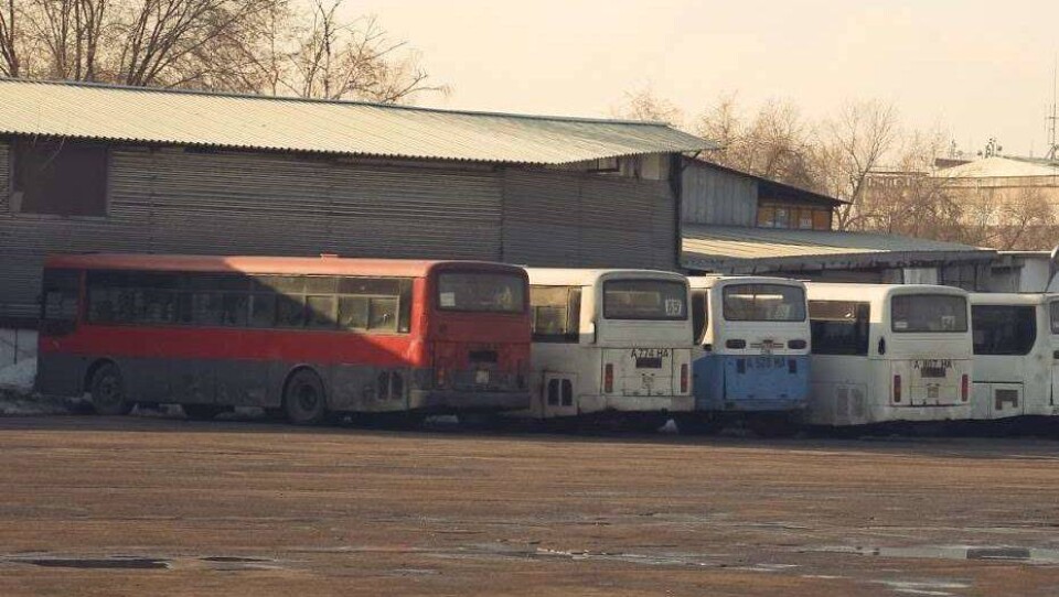 Жители сёл под Алматы не могут доехать в город на автобусе. Нерентабельные маршруты закрывают