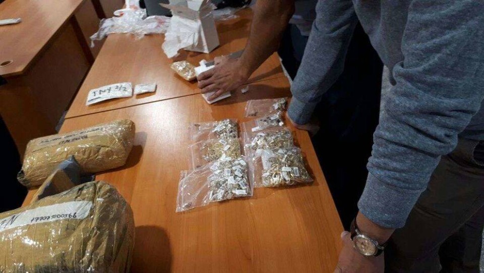 У авиапассажира в Астане пограничники изъяли 48 кг золота и серебра