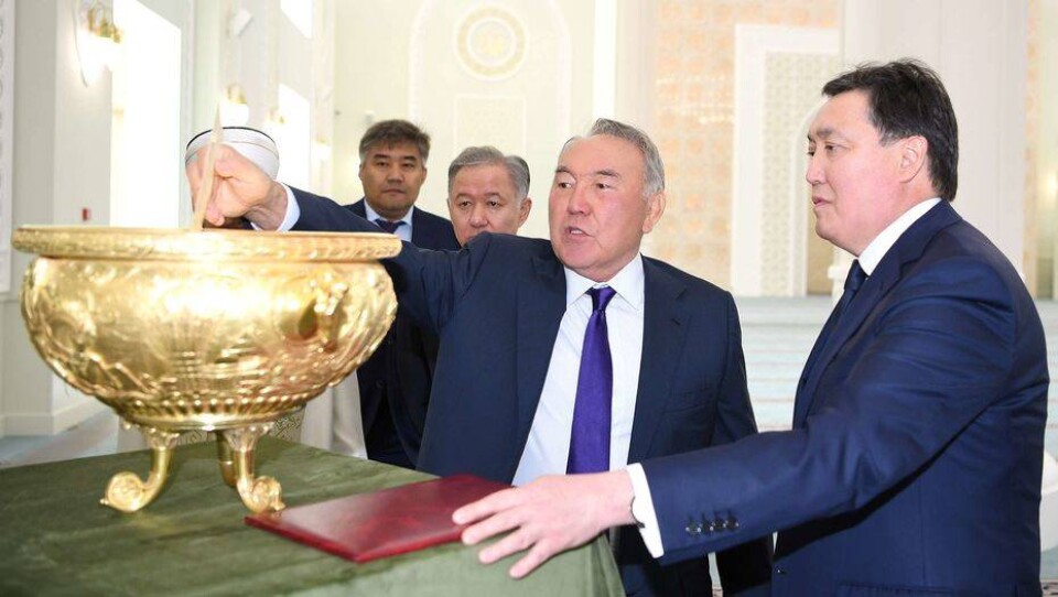 Назарбаев посетил новую мечеть в Нур-Султане