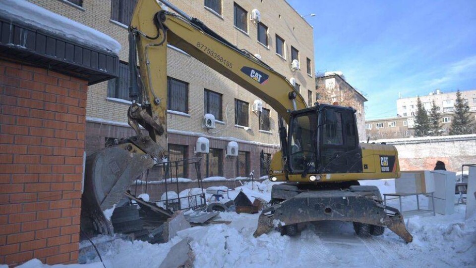 В Астане начали сносить незаконно построенные здания