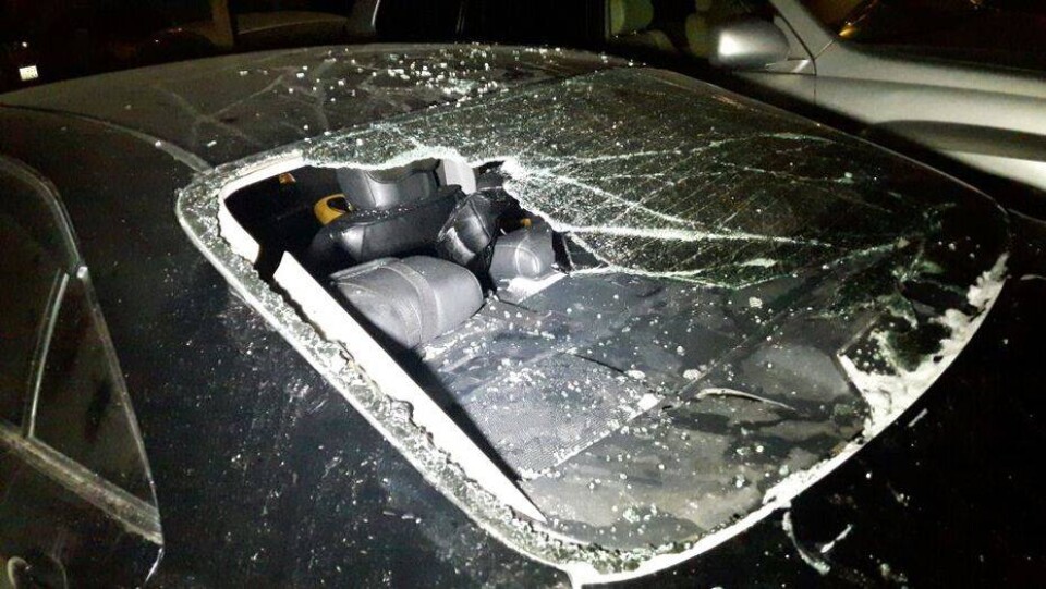 Сорвавшиеся с крыши сосульки разбили два автомобиля в Алматы