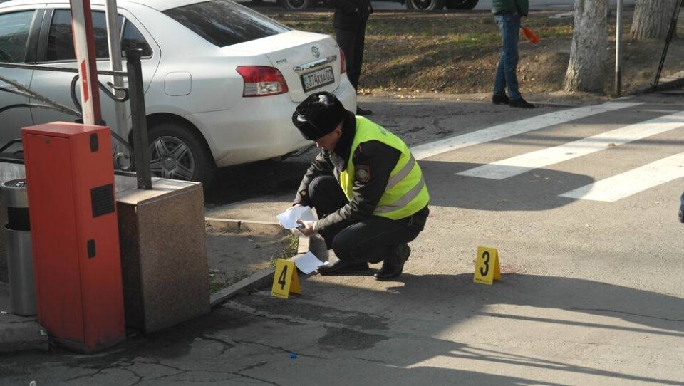 Мужчина, на которого напали возле банка в Алматы, получил травму головы