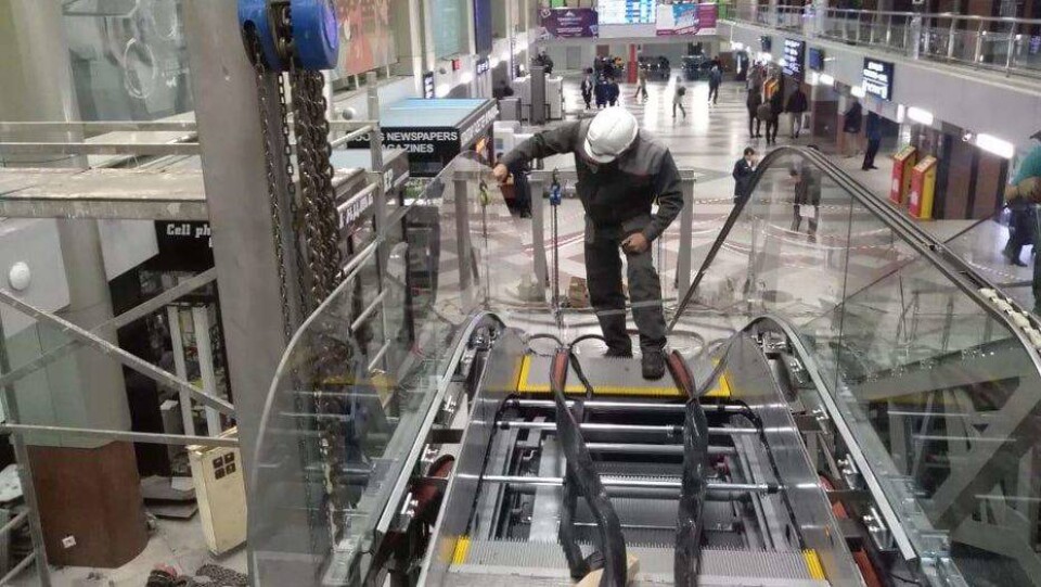 На железнодорожном вокзале Астана-1 устанавливают новые эскалаторы