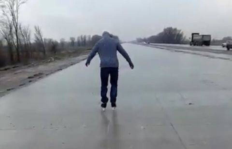 На трассе Алматы-Капшагай катаются на коньках