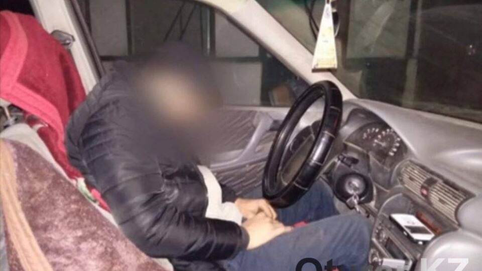 Мертвецки пьяный житель Шымкента уснул за рулём и чуть не разнёс двор
