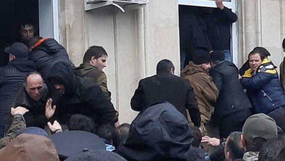 Глава Абхазии отказался покидать свой пост и пригрозил режимом ЧП