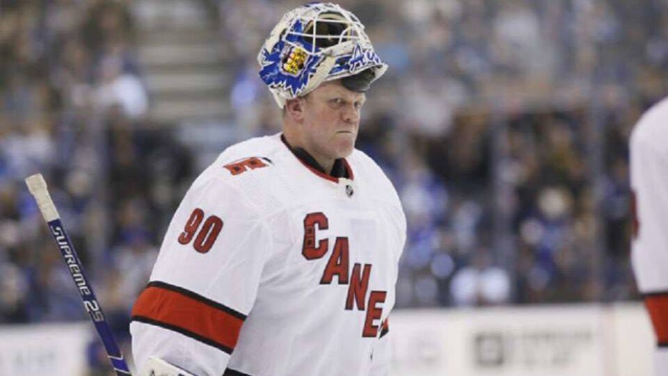 В матче NHL заливщик льда встал в ворота Carolina Hurricanes и помог ей победить