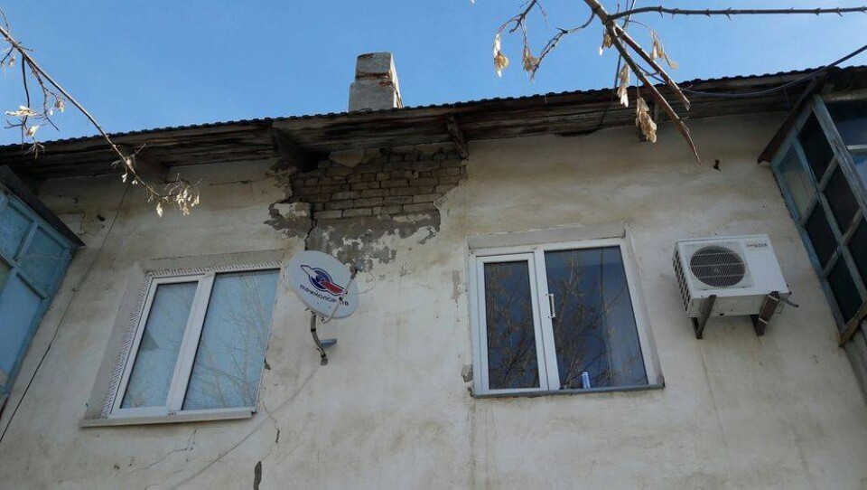 Жители разваливающегося дома в Уральске боятся оказаться под завалами