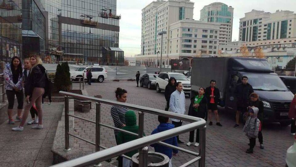 В Алматы эвакуировали посетителей ТЦ "Нурлы Тау" из-за сообщений о бомбах
