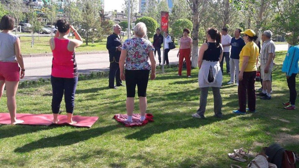 Бесплатные занятия ушу и йогой организованы акиматом на набережной в Астане