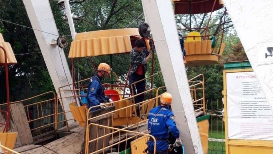 В Уральске остановилось колесо обозрения. Спасатели сняли с высоты 18 человек
