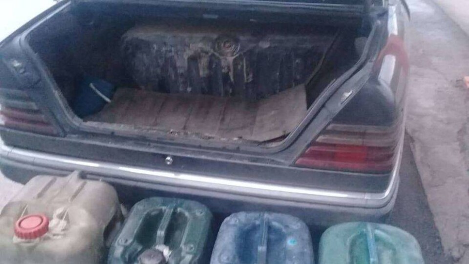 Трёх кыргызстанцев задержали при попытке ввоза в страну полутора тонн ГСМ из Казахстана