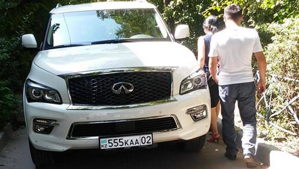 В Алматы после жалобы в соцсети нашли и наказали водителя Infiniti, перегородившего дорогу пешеходам