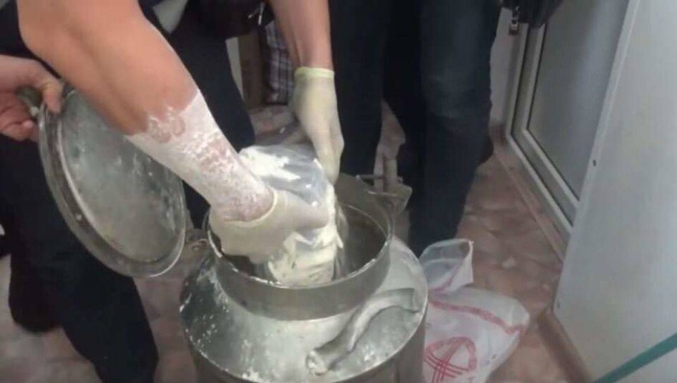 Двух чиновников задержали в ВКО по подозрению в коррупции. Взятку обнаружили во фляге с мукой