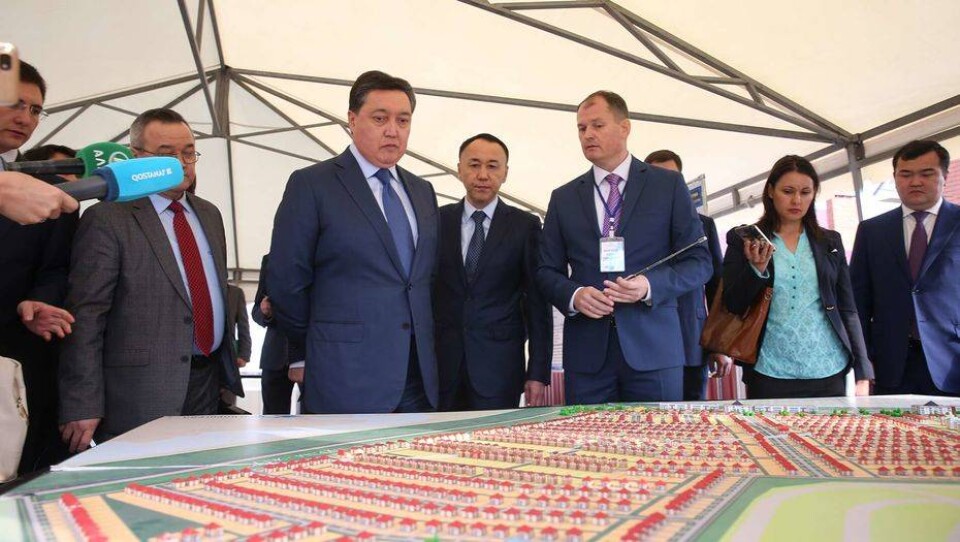 Мамин посетил "СарыаркаАвтоПром" и завод по производству тракторов "Беларус" в Костанае