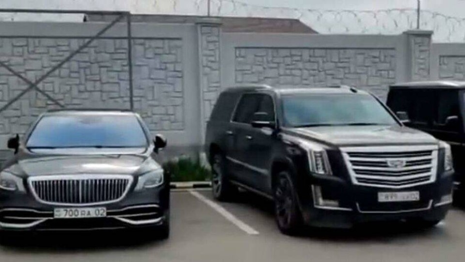 Кортеж проехал через блокпост в Алматы: главу криминальной полиции временно отстранили от работы