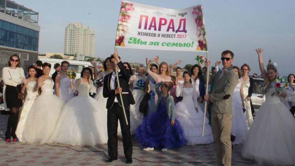 В противовес мировым гей-парадам в Актау провели парад невест и женихов