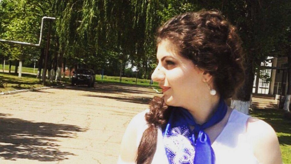 Выпускница со сцены обвинила одноклассницу в том, что она не заслужила золотую медаль