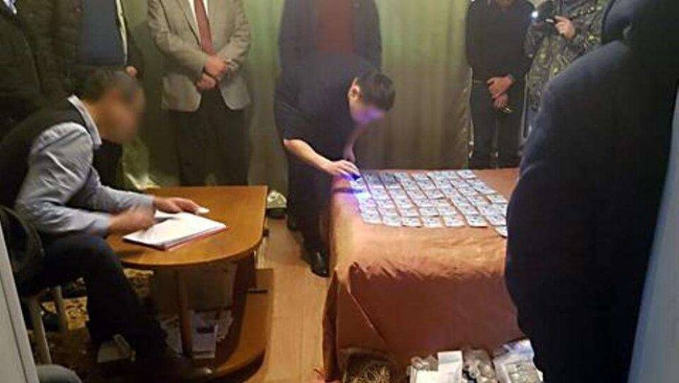 Сотрудники КНБ по подозрению в коррупции задержали районного акима ВКО