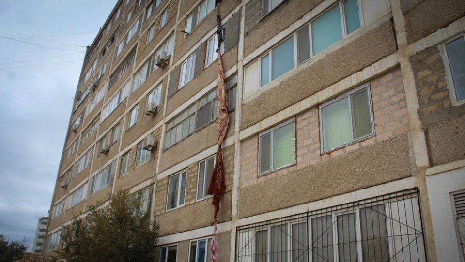 По ковровому канату спустился из окна пятого этажа форточник в Актау